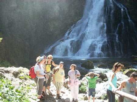 8 Beim Wasserfall